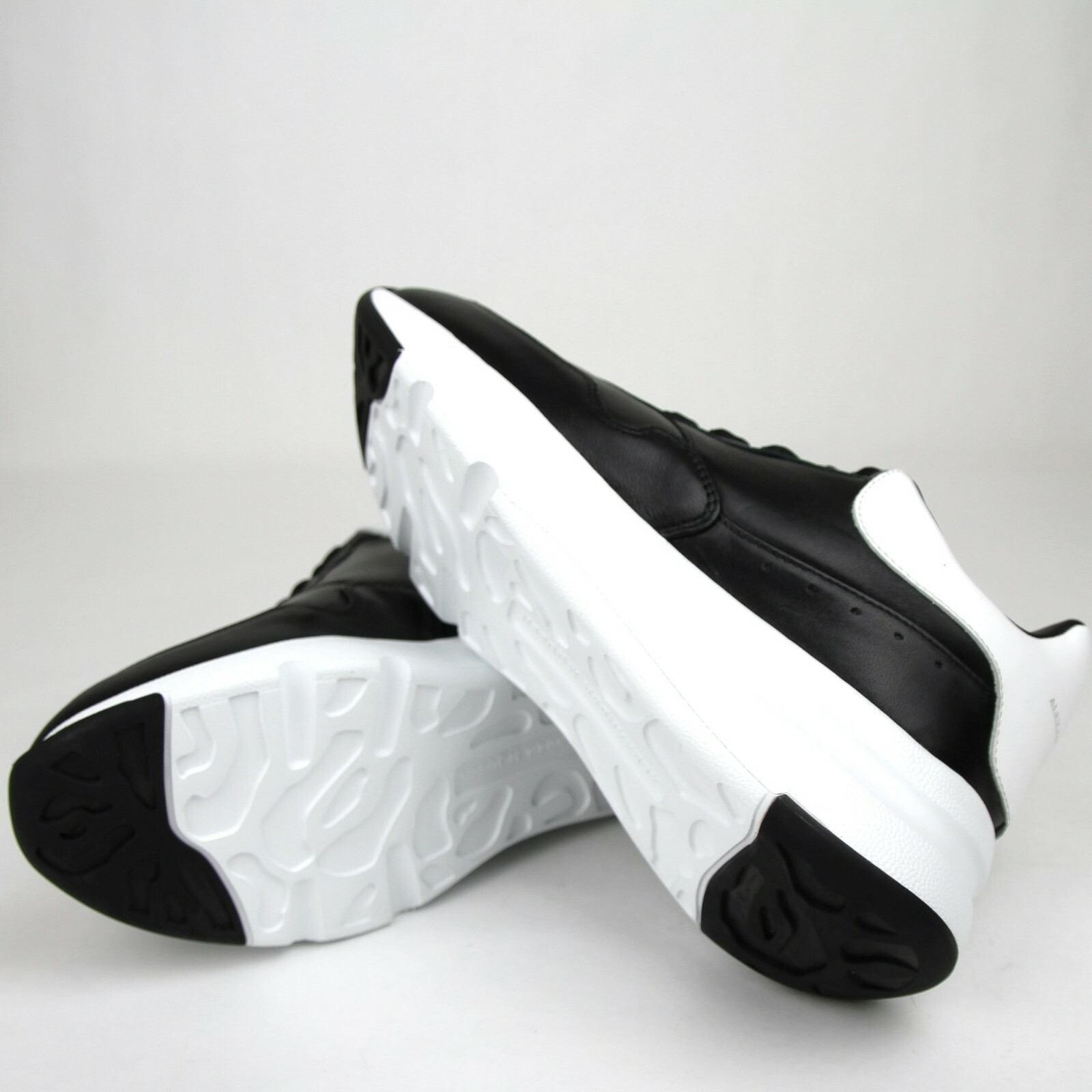 Pre-owned Alexander Mcqueen $590  Women's Black/white Leather Runner Sneaker 520014 1070