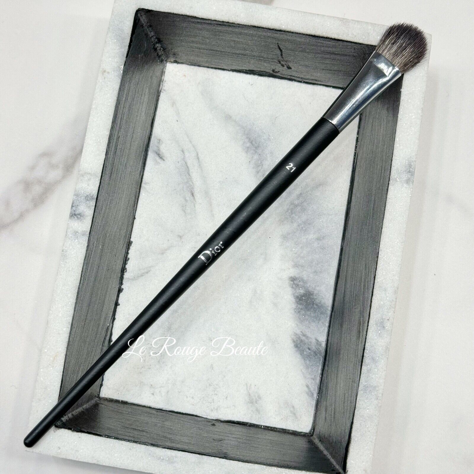 DIOR Backstage 21 Medium Eyeshadow Brush - Brand new Never DIOR Backstage 21 Medium Eyeshadow Brush - Brand new Never