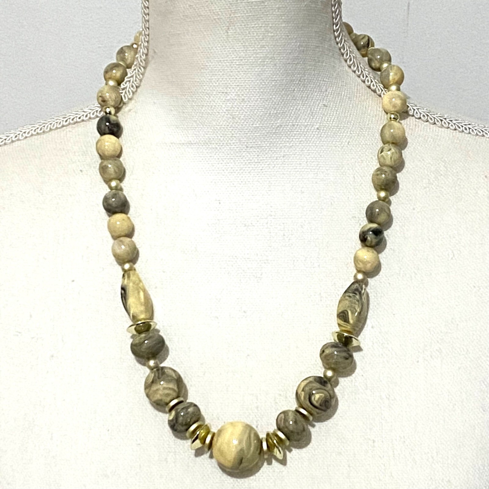 ブレスレット LESS IS MORE beige ball necklace ブレスレット LESS IS MORE beige ball necklace beige ball