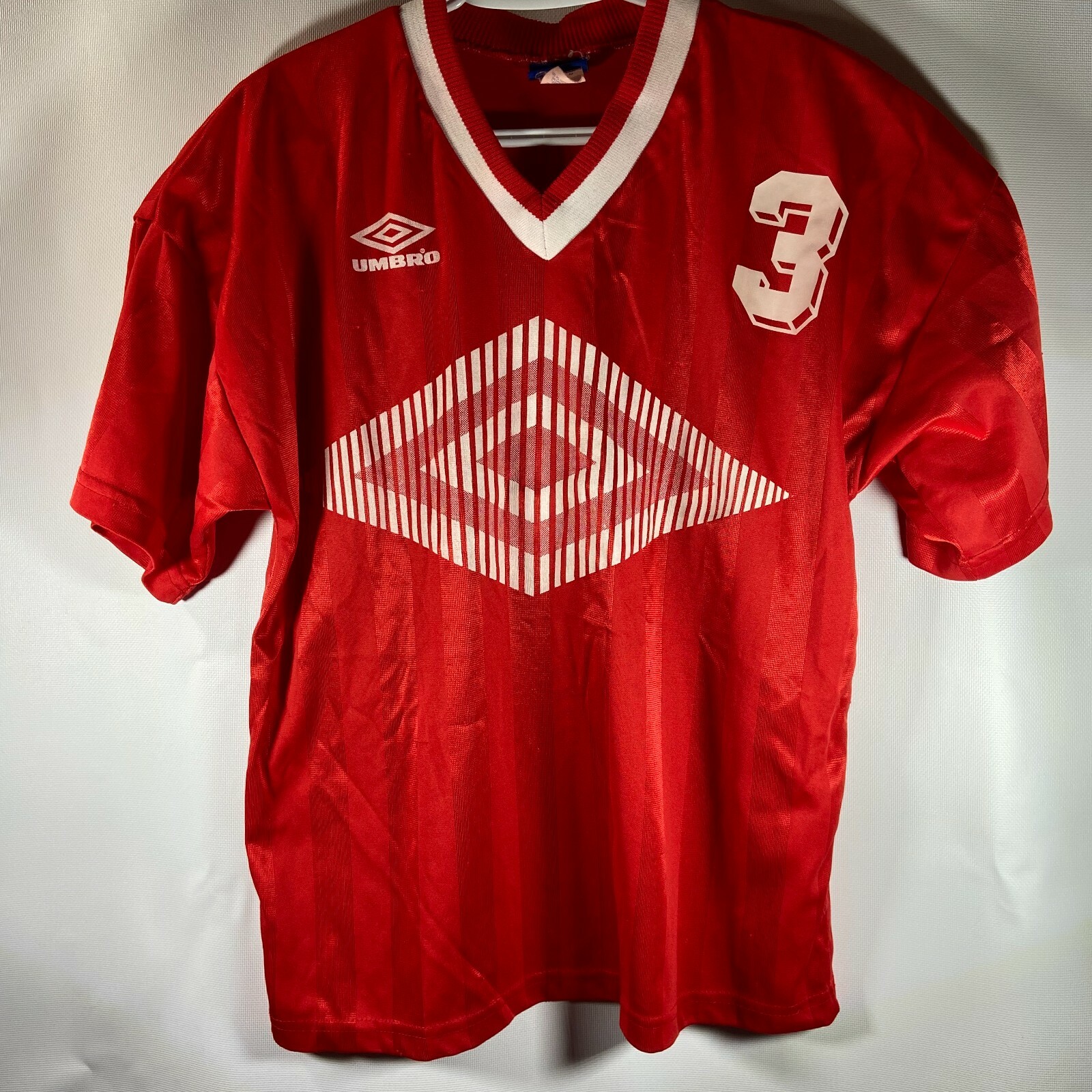 UMBRO 赤 Vネックシャツ Mサイズ ALEX UMBRO 赤 Vネックシャツ Mサイズ ALEX - メルカリ