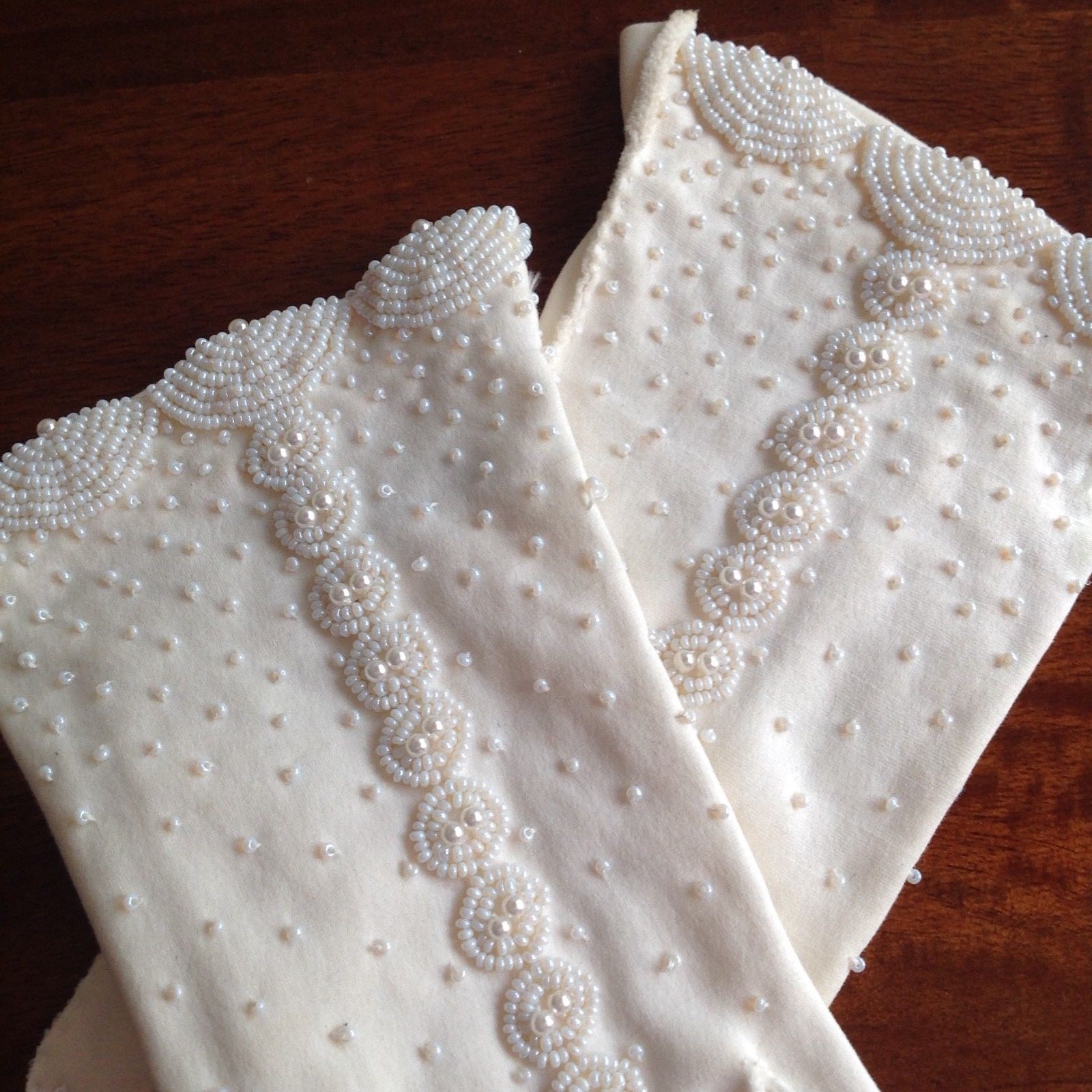 ELSIE TU VINTAGE Women's Double Woven Cotton BEADED GLOVES WHITE 6 1/2 PRISTINE