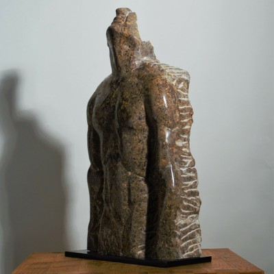 Skulptur aus Naturstein ''Auftauchen'' Muschelkalk Steinfigur Kunst