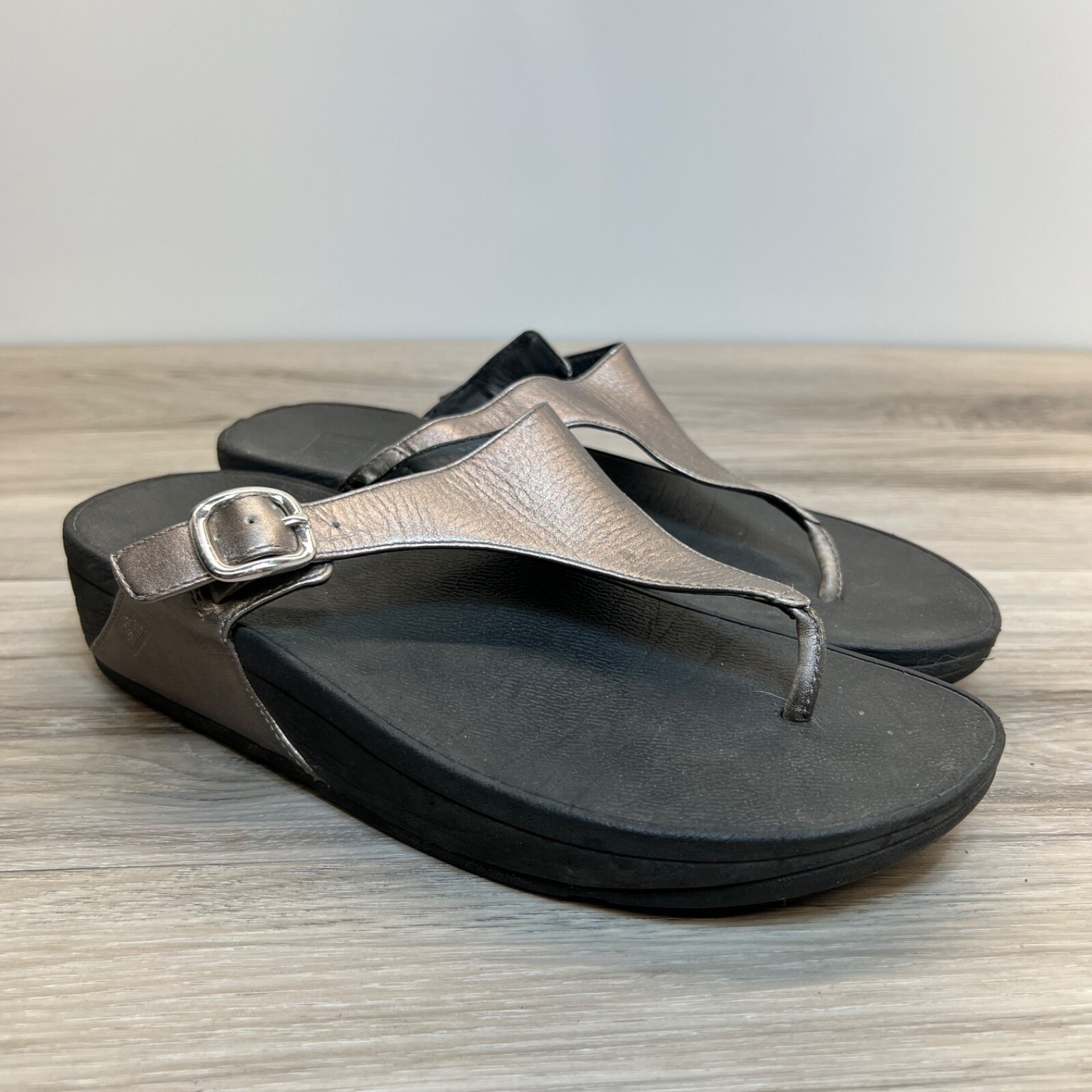 fitflop サンダル　７ FitFlop 7 Flip Flop The Skinny Sandals Metallic Pewter Side