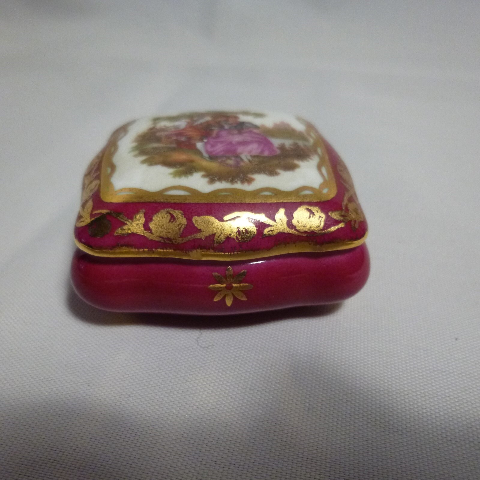 Vintage Limoges France La Reine Porcelain Trinket Box w Victorian Scene - EUC