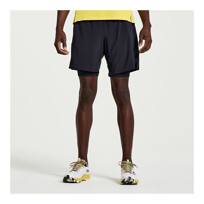 

Мужская короткая черная  одежда Saucony Outpace 7 дюймов 2-в-1, Черный
