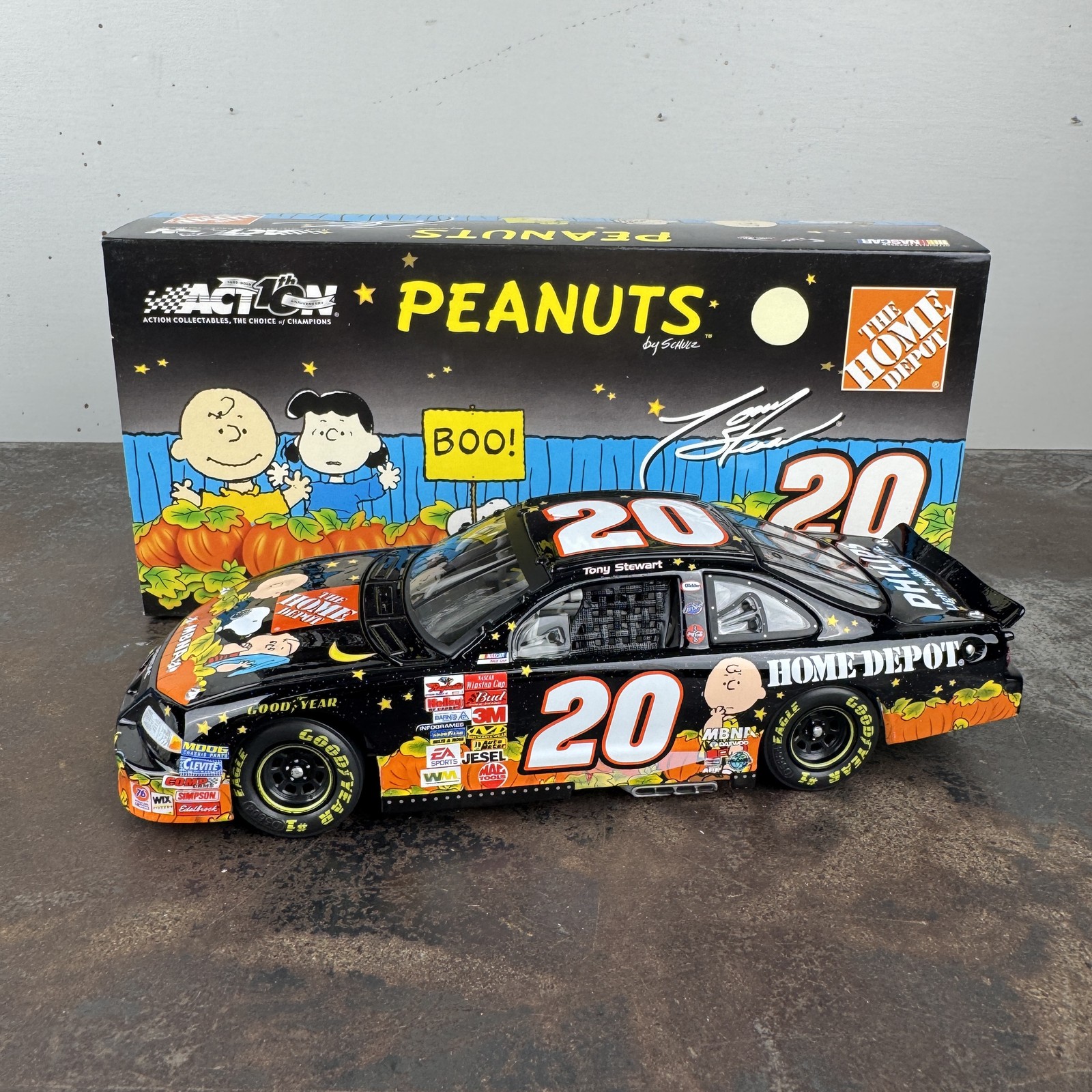 ACTION 2002 Tony Stewart #20 Home Depot / In Search Great Pumpkin  1:24 DIECAST