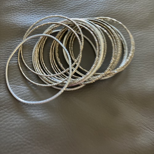 Women's 19 Silver Sparkly Bangle Bracelets-worn Only A Few Women's 19 Silver Sparkly Bangle Bracelets-worn Only A Few
