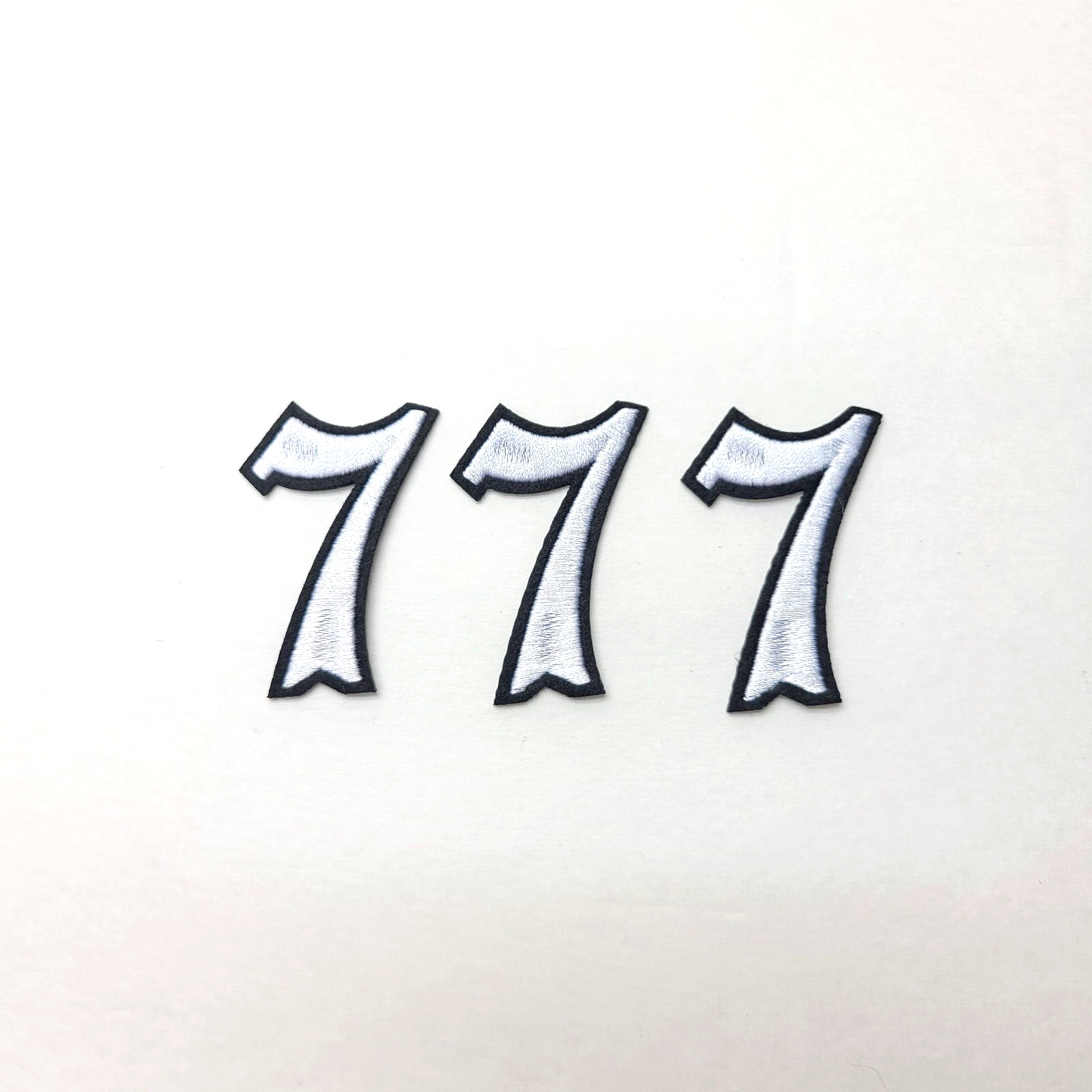 ian サイン 777 Angel Numbers Black & White Iron-On Embroidered Patch