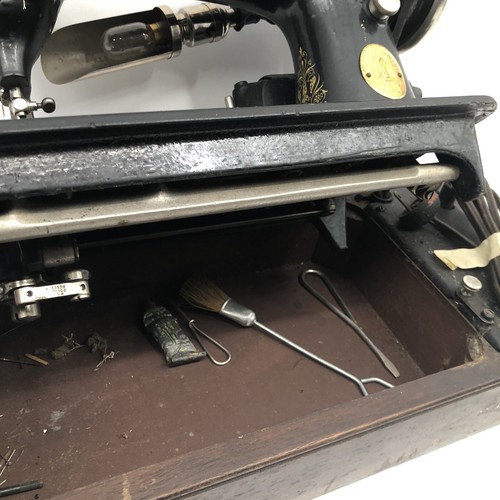 SINGER 1925 Vintage Sewing Machine with Bent Wood Cover and Base