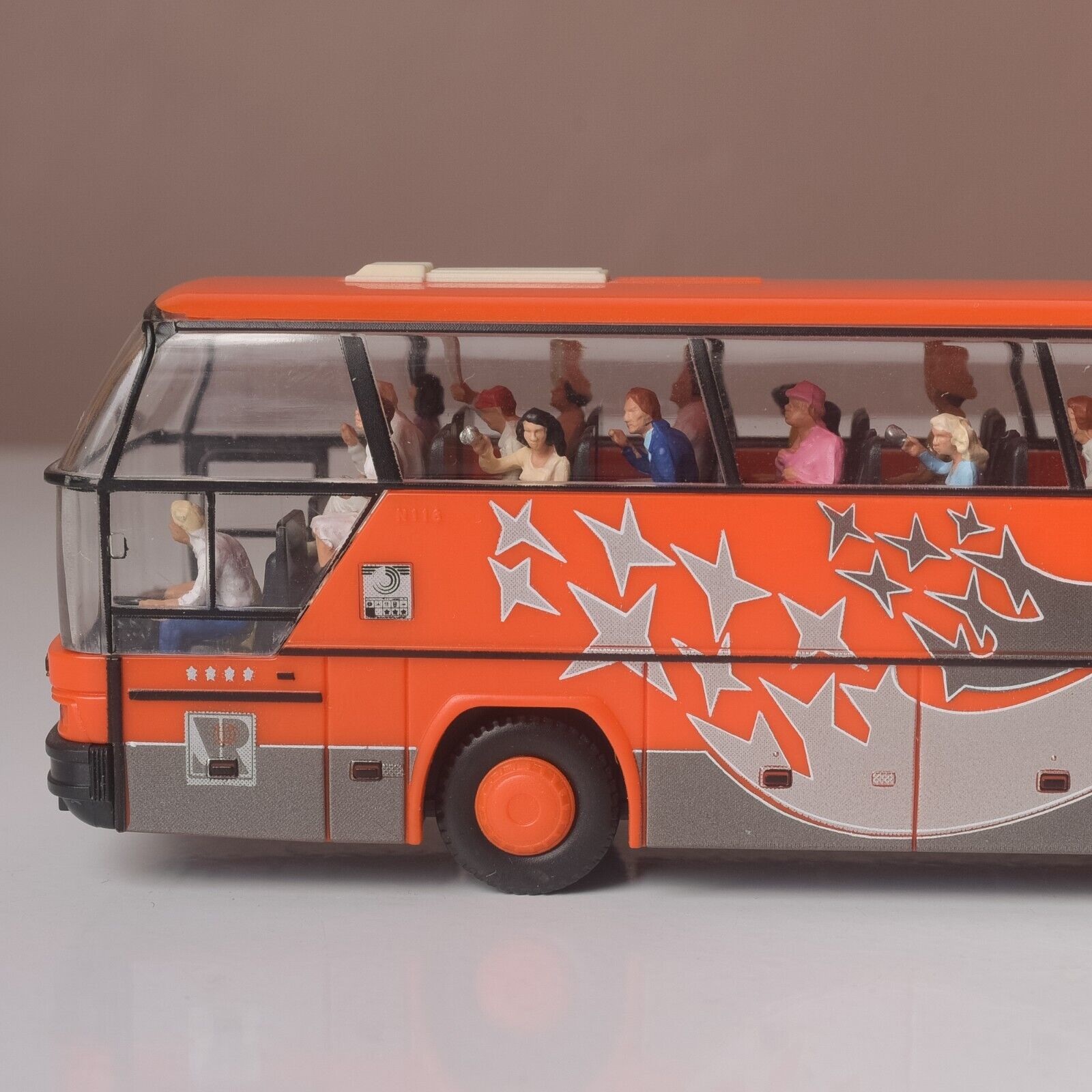 ::Preiser 33204 Neoplan Cityliner Bus With 30 Miniature Figures, Jungblut With Box
