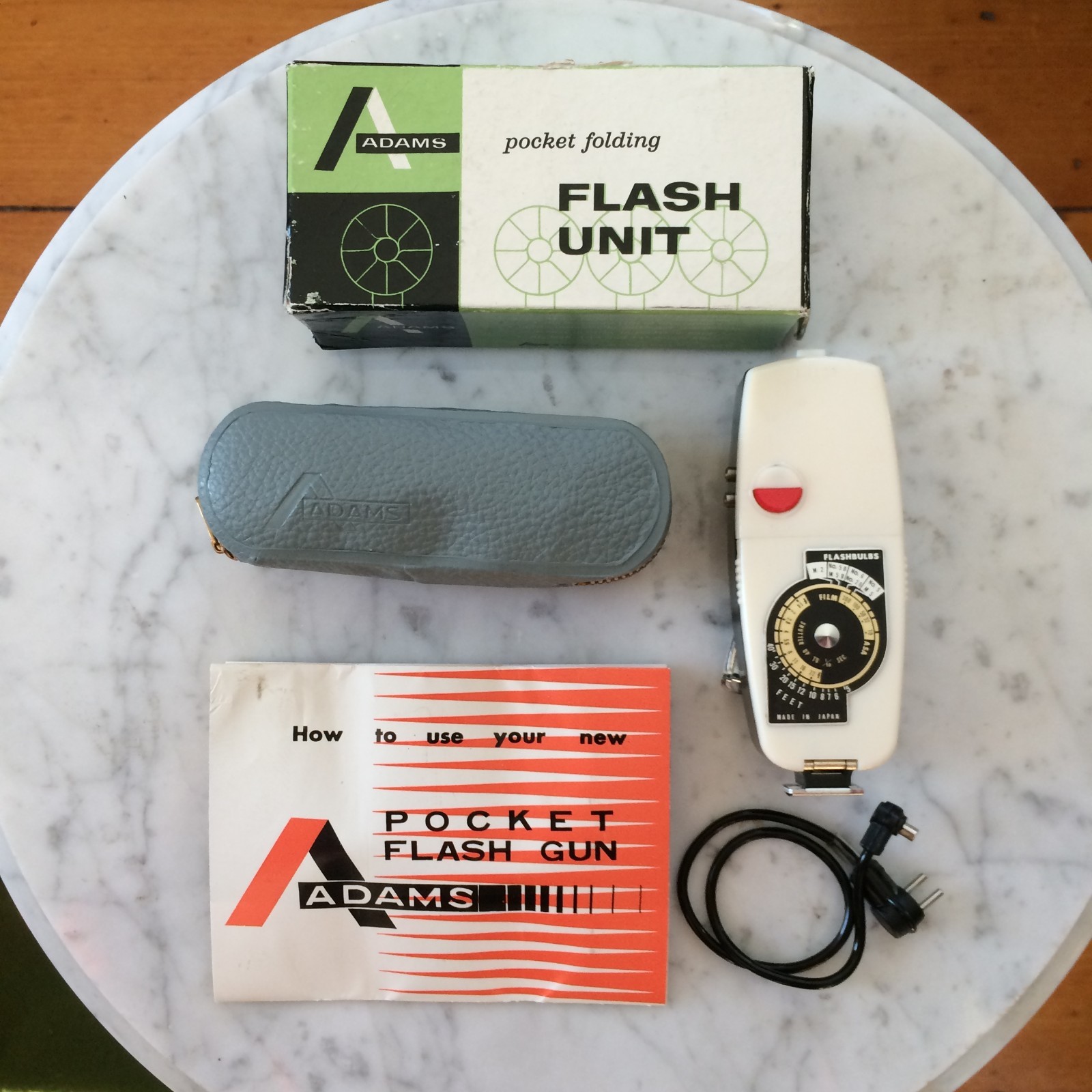 VINTAGE ADAMS FLASH UNIT FOR BAYONET AND M BASE BULBS ~ W/INSTRUCTIONS AND CASE