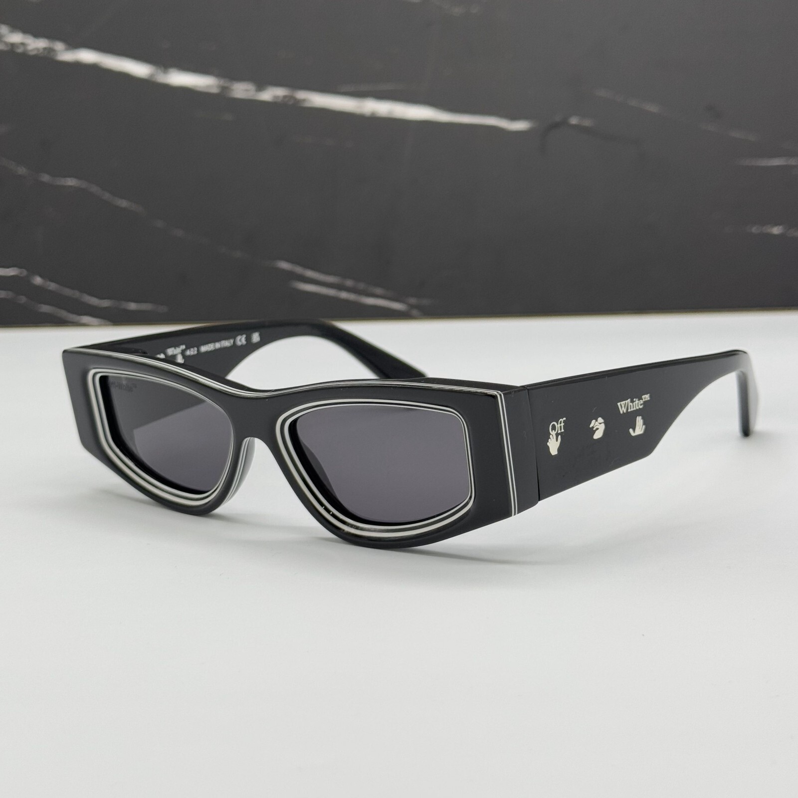 新品未使用 OFF-WHITE CAT EYE SUGLASSES NEW OFF-WHITE SUNGLASSES, BLACK WHITE CAT EYE SUNGLASSES OFF