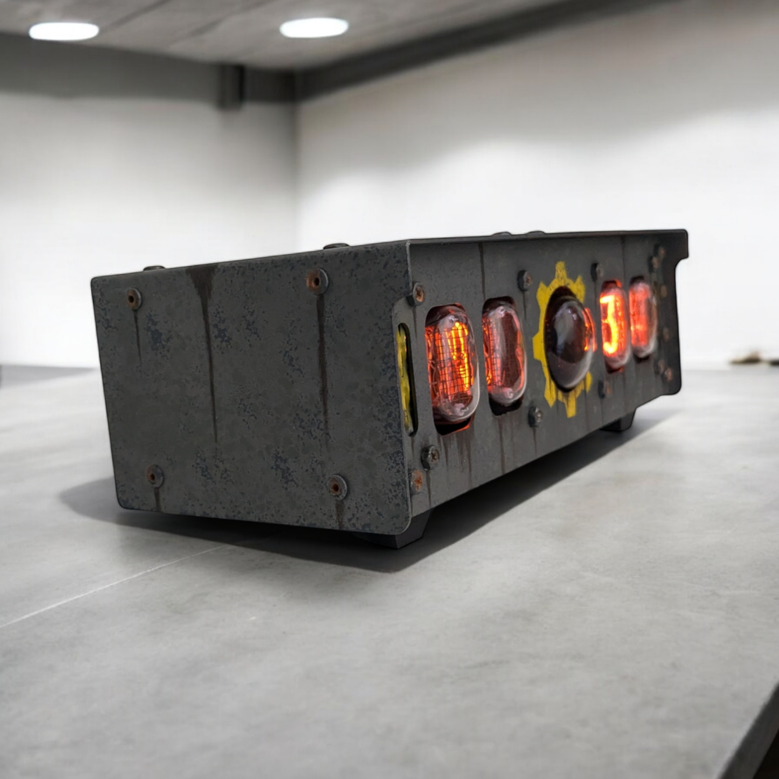 Nixie tube clock with IN-12 tubes and A-101/OG-4 dekatron in metallic case