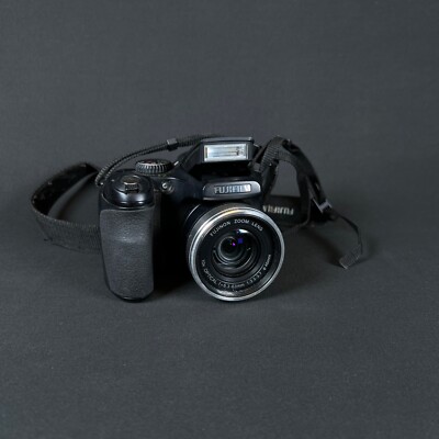 Fujifilm FinePix S700 7.1MP Digital Bridge Camera 10x Optical Zoom Lens with Cap