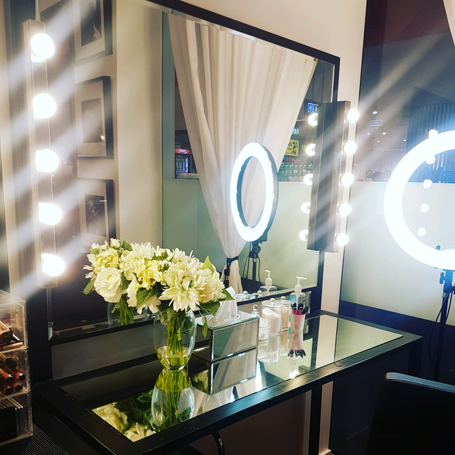 Professional makeup mirror desks Desks Gumtree Australia Melton