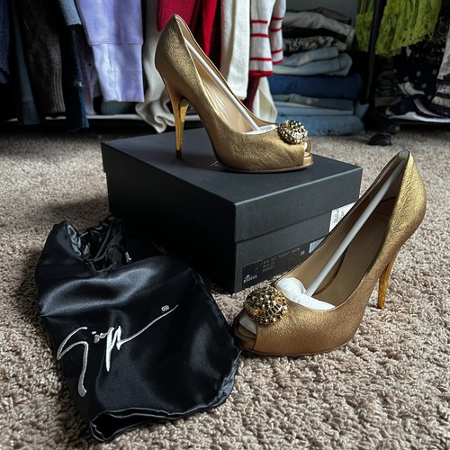 GIUSEPPE ZANOTTI ゴールド パンプス Giuseppe Zanotti S.S. 2025 collection “THE PHILOSOPHY OF LUXURY”