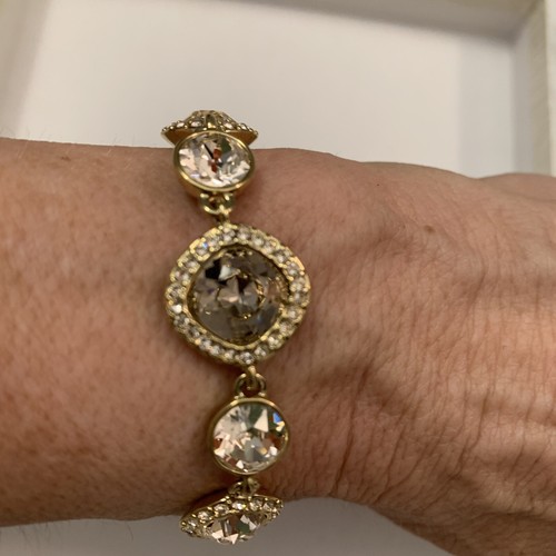 ジバンシー　ゴールド 蝶 ブローチ クリスタル付き　ストーン ブローチ 蝶 バタフライ 虫 ラインストーン パヴェ キラキラ