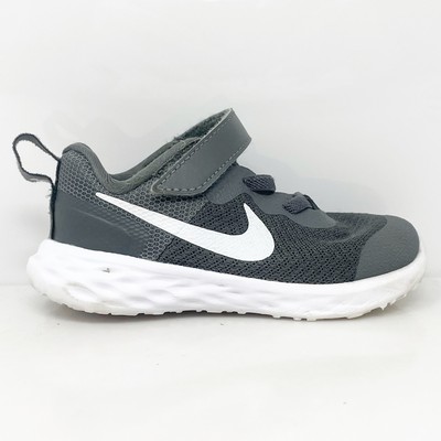 Nike Girls Revolution 6 DD1094-004 Серые кроссовки для бега, размер 7C