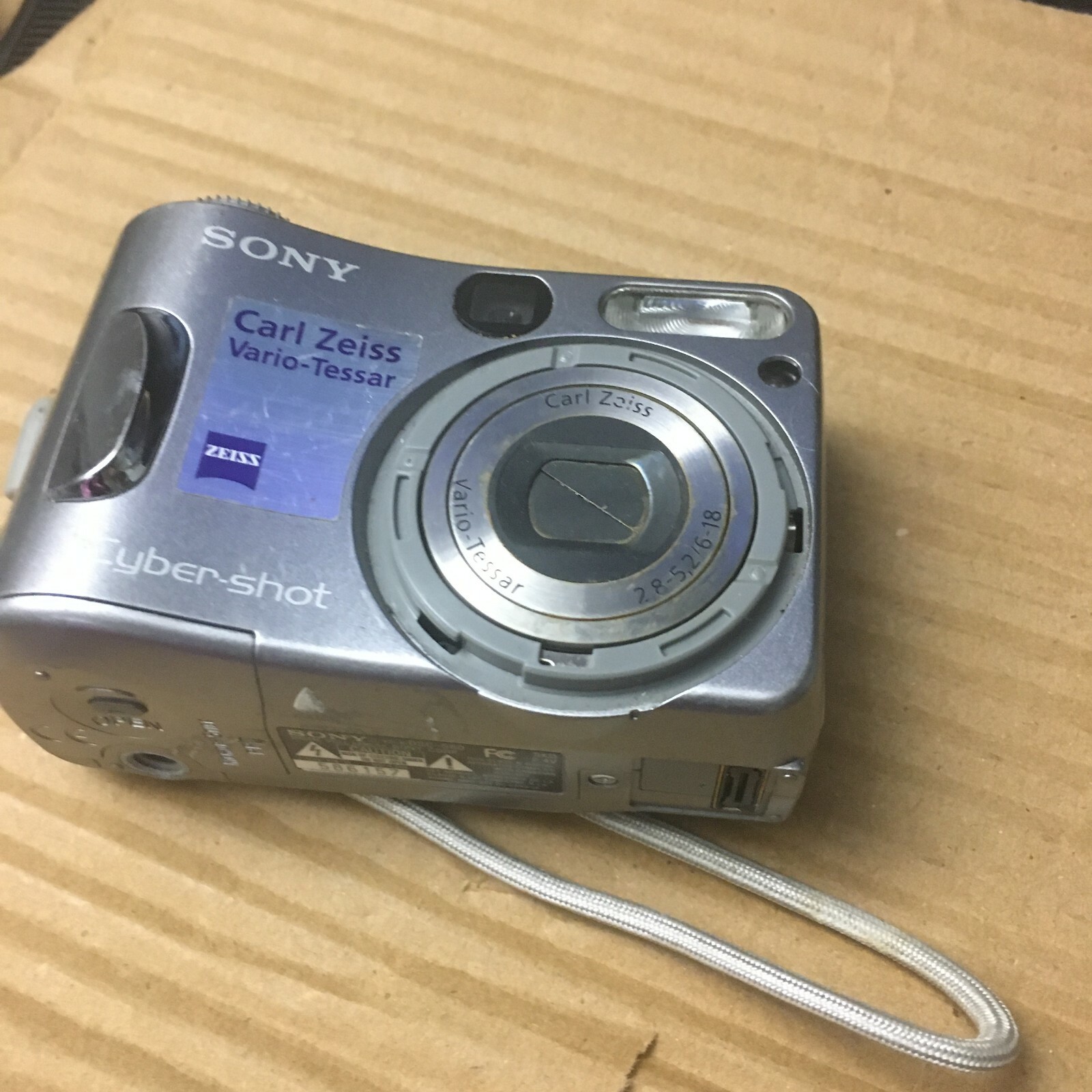 中古 SONY Cyber-shot DSC-S60 コンパクトデジタルカメラ Sony Cyber-shot DSC-S60 4.1MP Digital Camera - Silver for