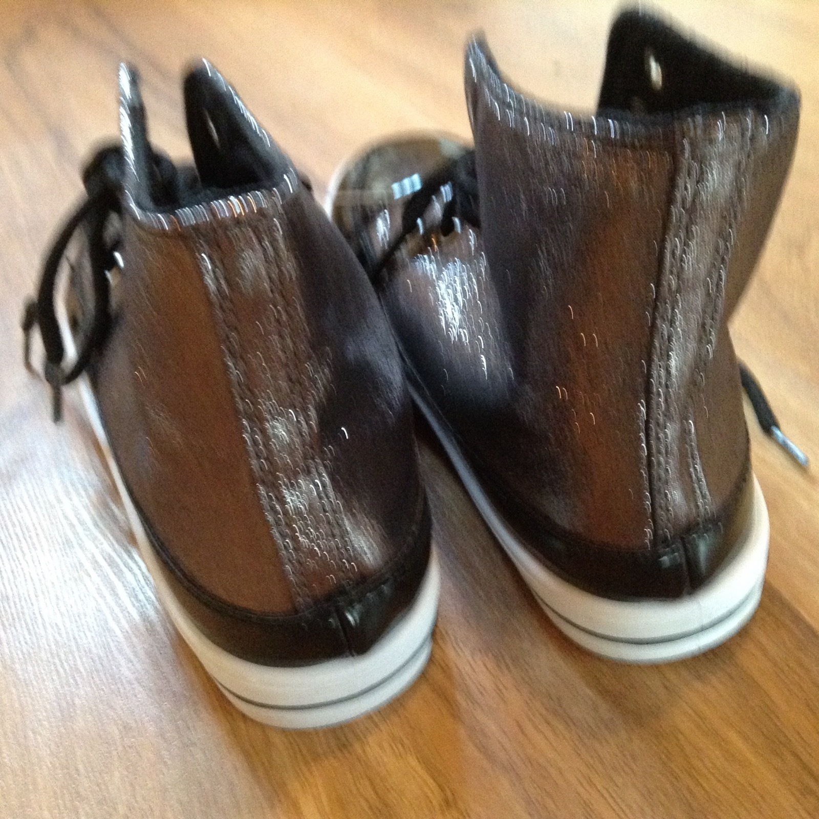 CHILDS SNEAKERS  NEW  Glimmer Size 3M