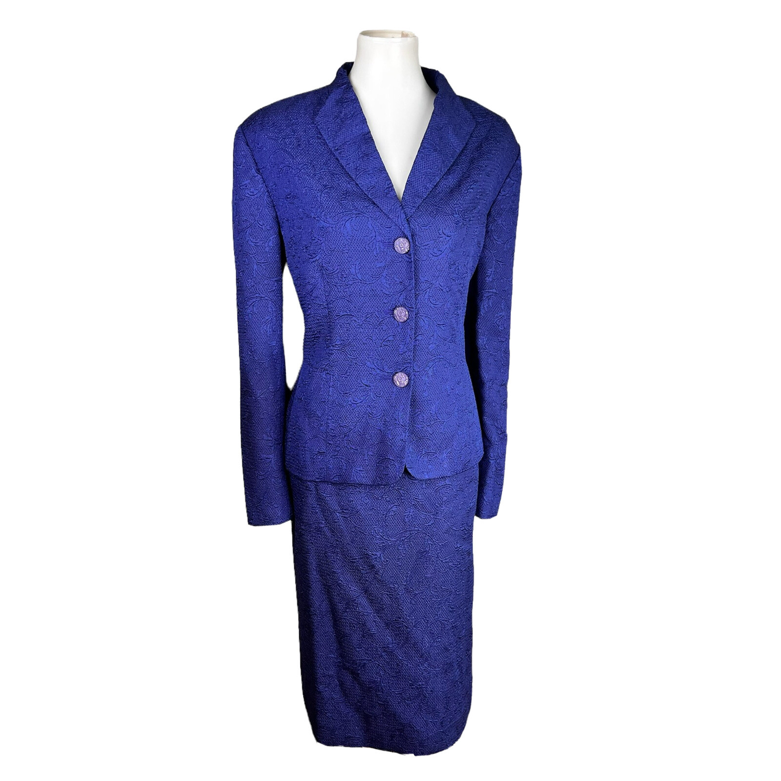 костюм с юбкой женский для фотошопа. женские брюки bespoke. строгий женский костюм с юбкой. брючный костюм женский 2023. Le suit.