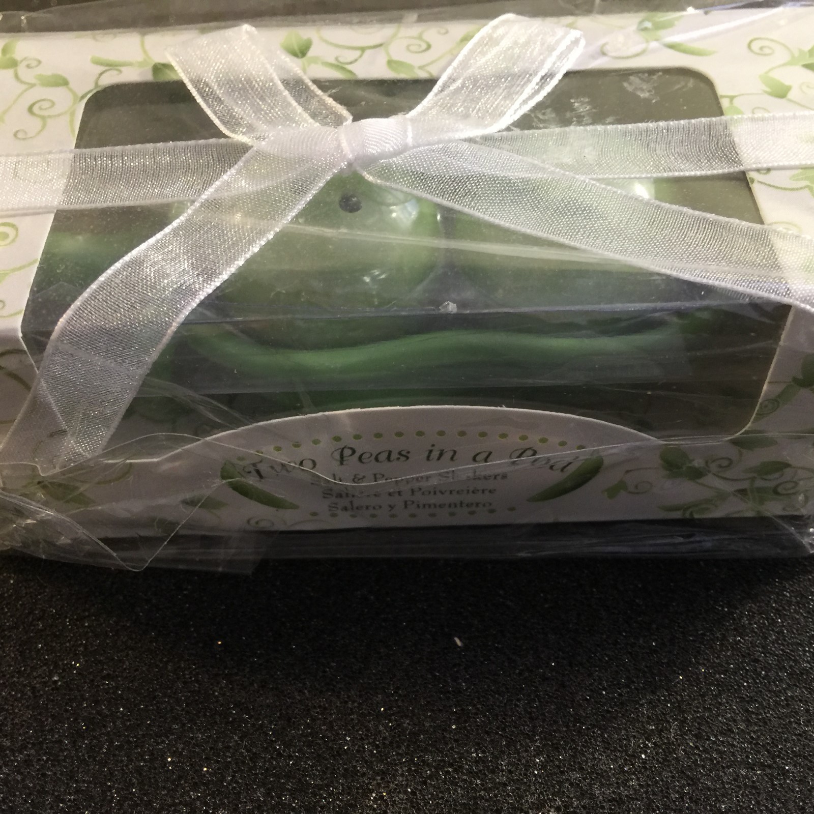 NEW Two Peas in a Pod - Ceramic Salt & Pepper Shakers in Ivy Print Gift Box0095