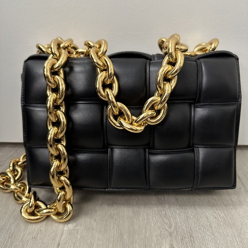 ハンドバッグ BOTTEGA VENETA POUCHES BLACK-GOLD Bottega Veneta Chain Pouch Black in Calfskin with Gold-tone - US