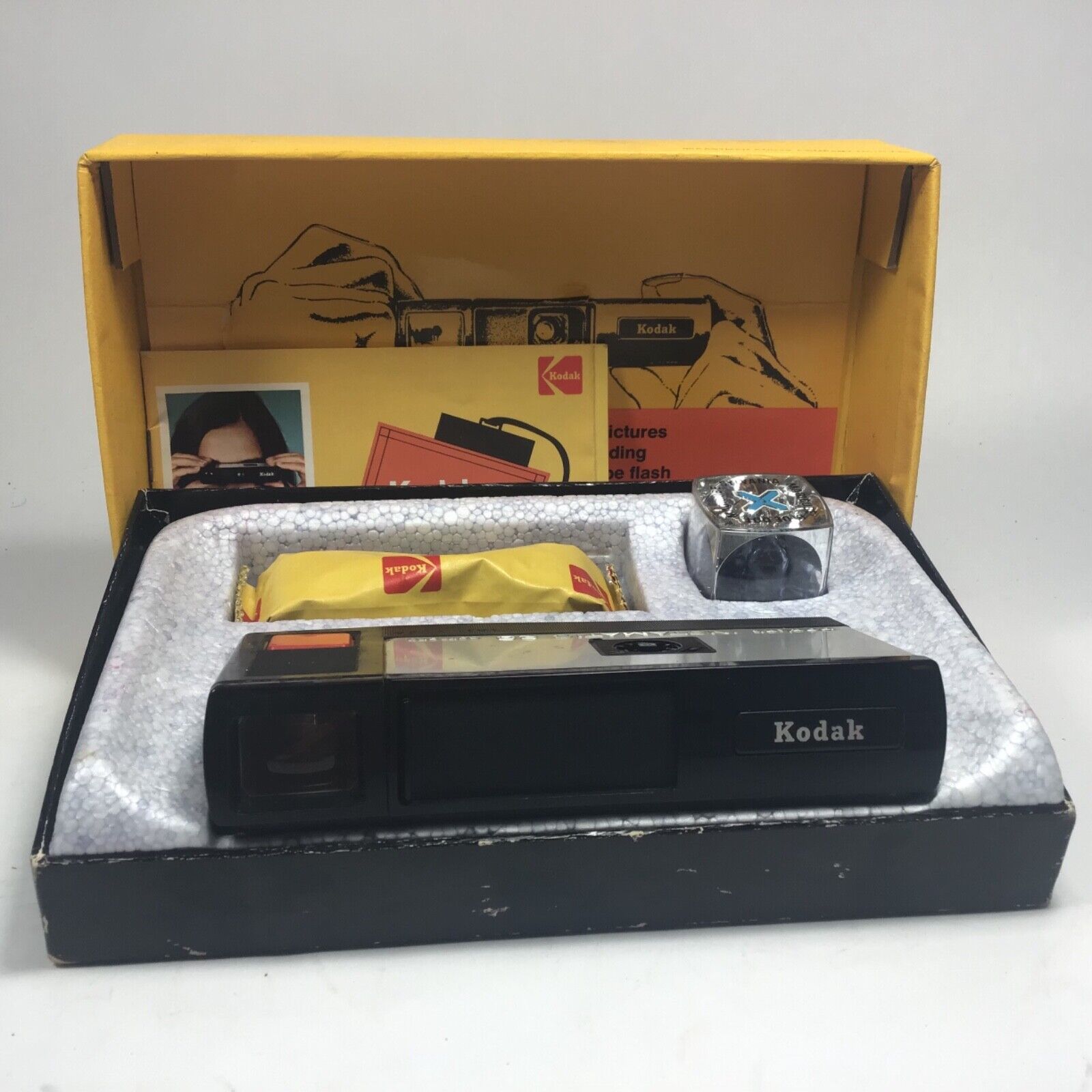 Vintage 1972 Kodak Pocket Instamatic 20 110 Camera Outfit w Vintage 1972 Kodak Pocket Instamatic 20 110 Camera Outfit w