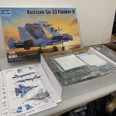 TRUMPETER 1/72 RUSSIAN SU-33UB FLANKER D KIT 01678    with CARRIER DECK DISPLAY