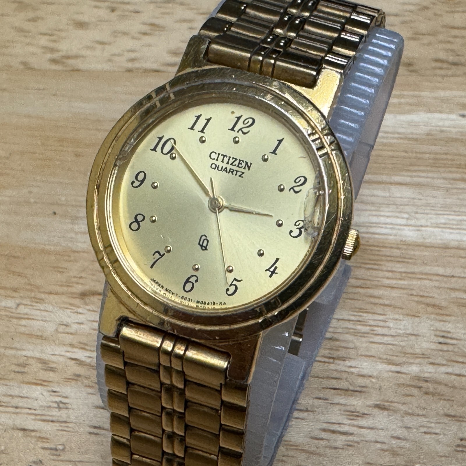 Vintage Citizen Quartz Watch 6031-077547 Small Unisex Gold