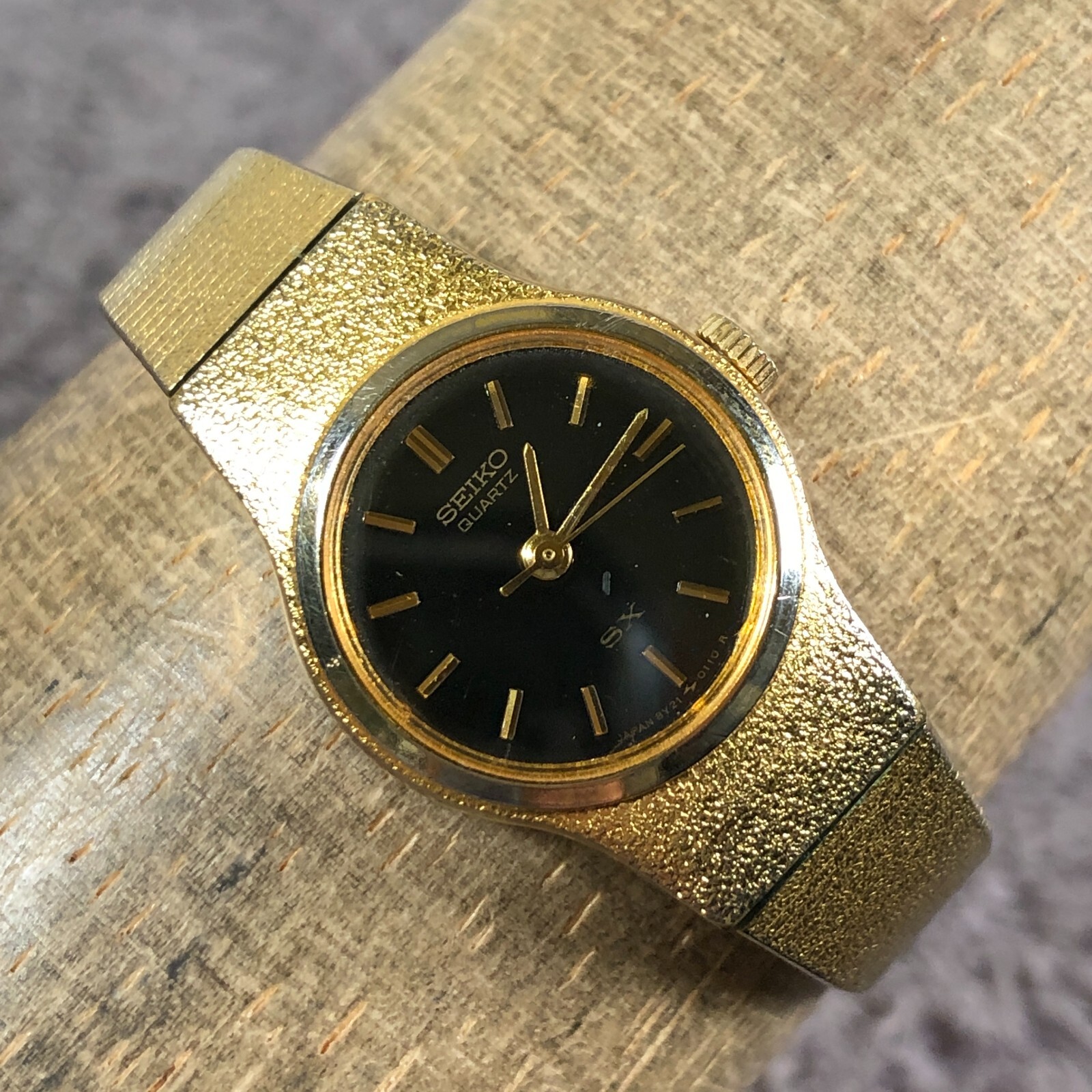 Vintage Seiko SX Women 8Y21-0020 Dress Black Dial Gold Tone