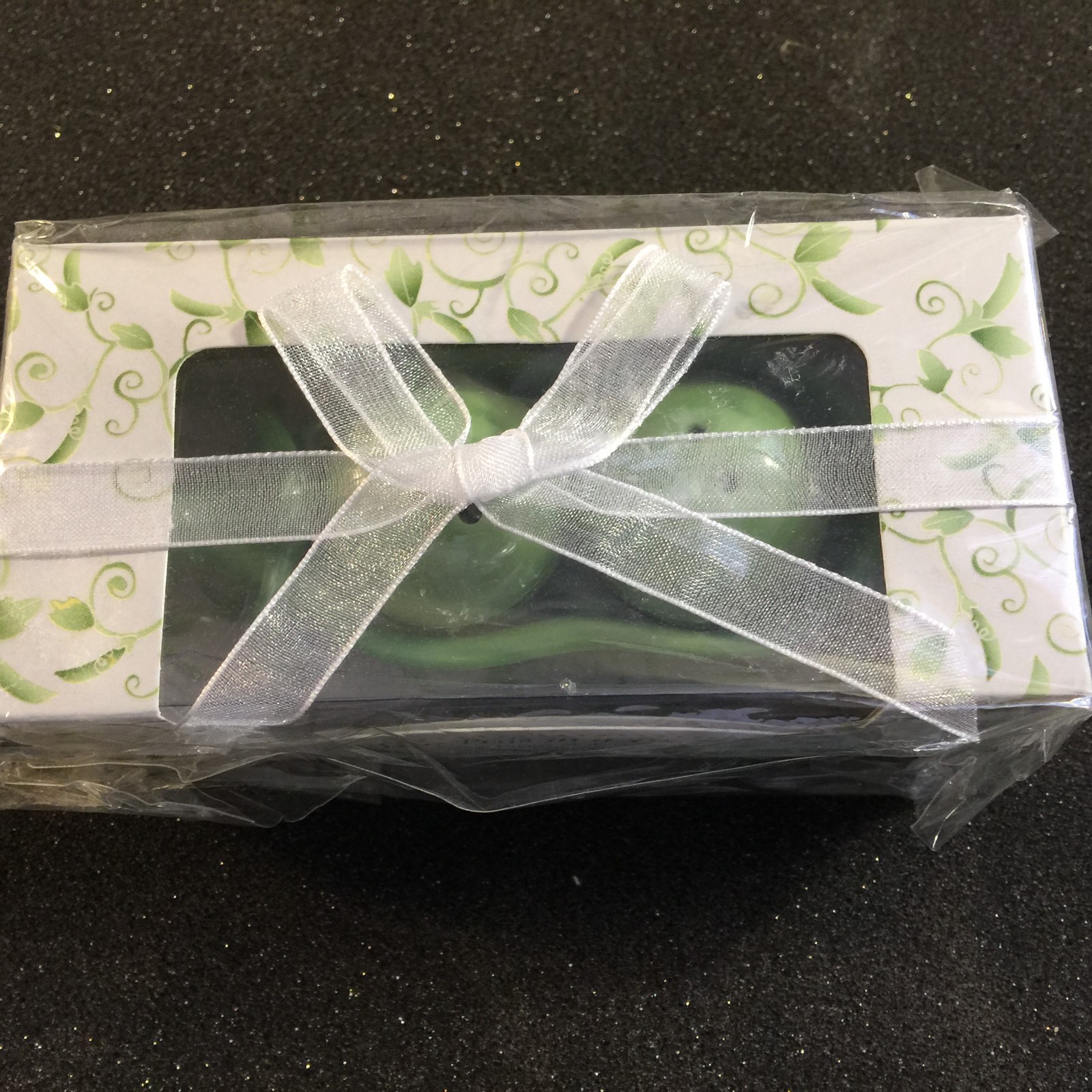 NEW Two Peas in a Pod - Ceramic Salt & Pepper Shakers in Ivy Print Gift Box0095