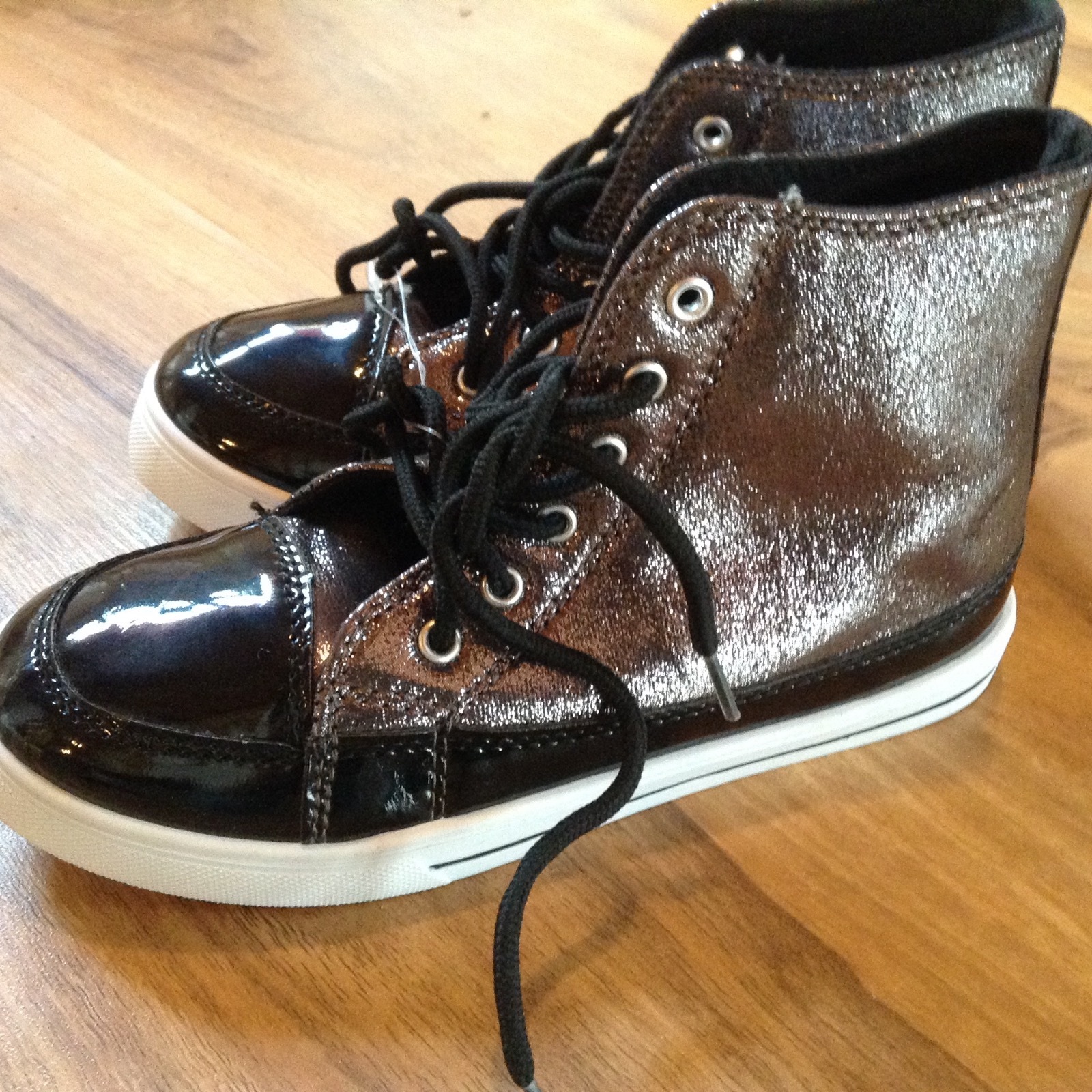CHILDS SNEAKERS  NEW  Glimmer Size 3M