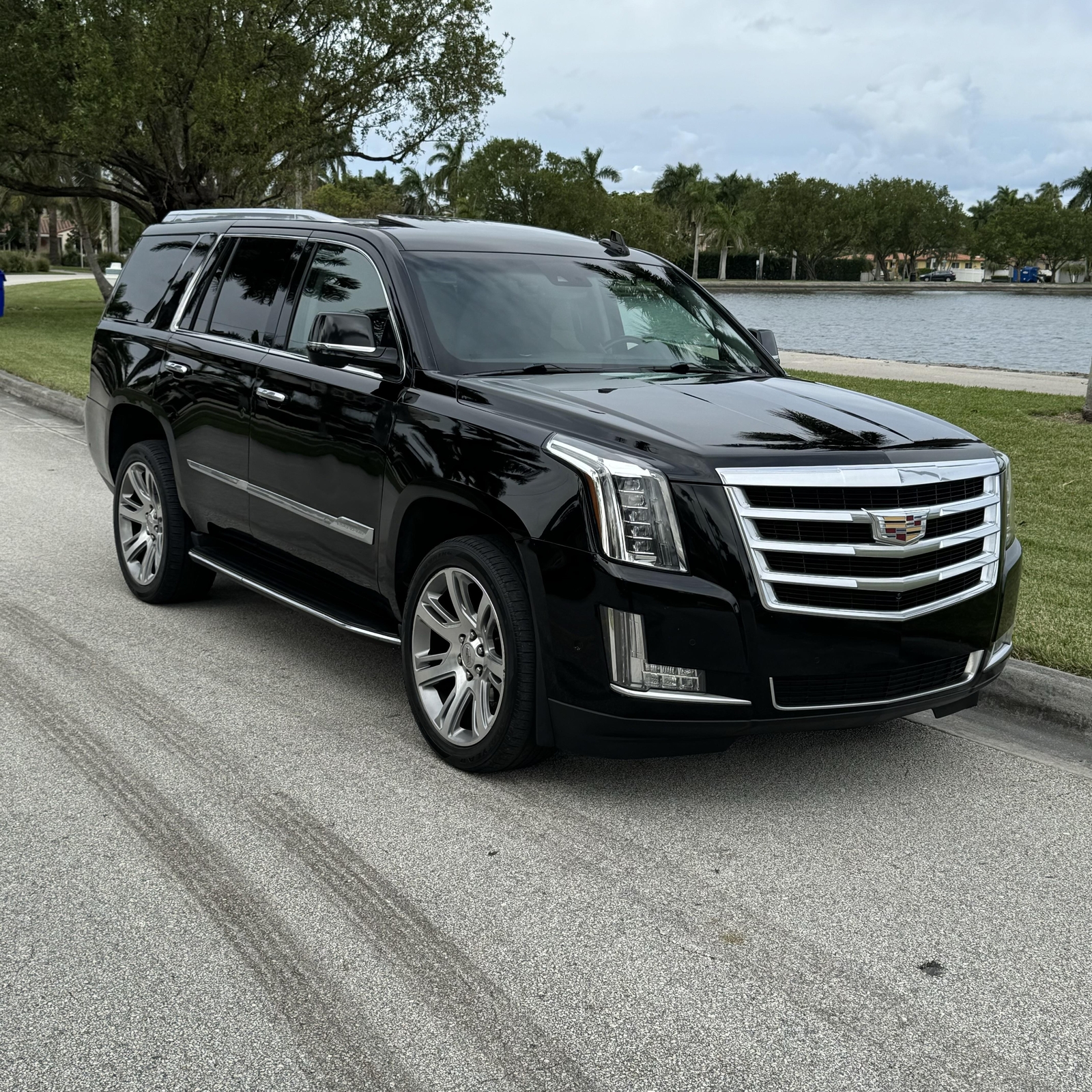 Owner 2017 CADILLAC ESCALADE LUXURY 4WD CLEAN CARFAX NON SMOKER SRX NON SMOKER!!!