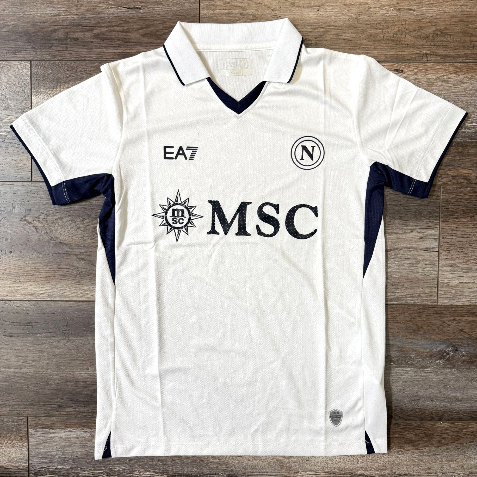 EA7 ナポリ2025青色 Vネックシャツ EA7 ナポリ2025青色 Vネックシャツ - メルカリ