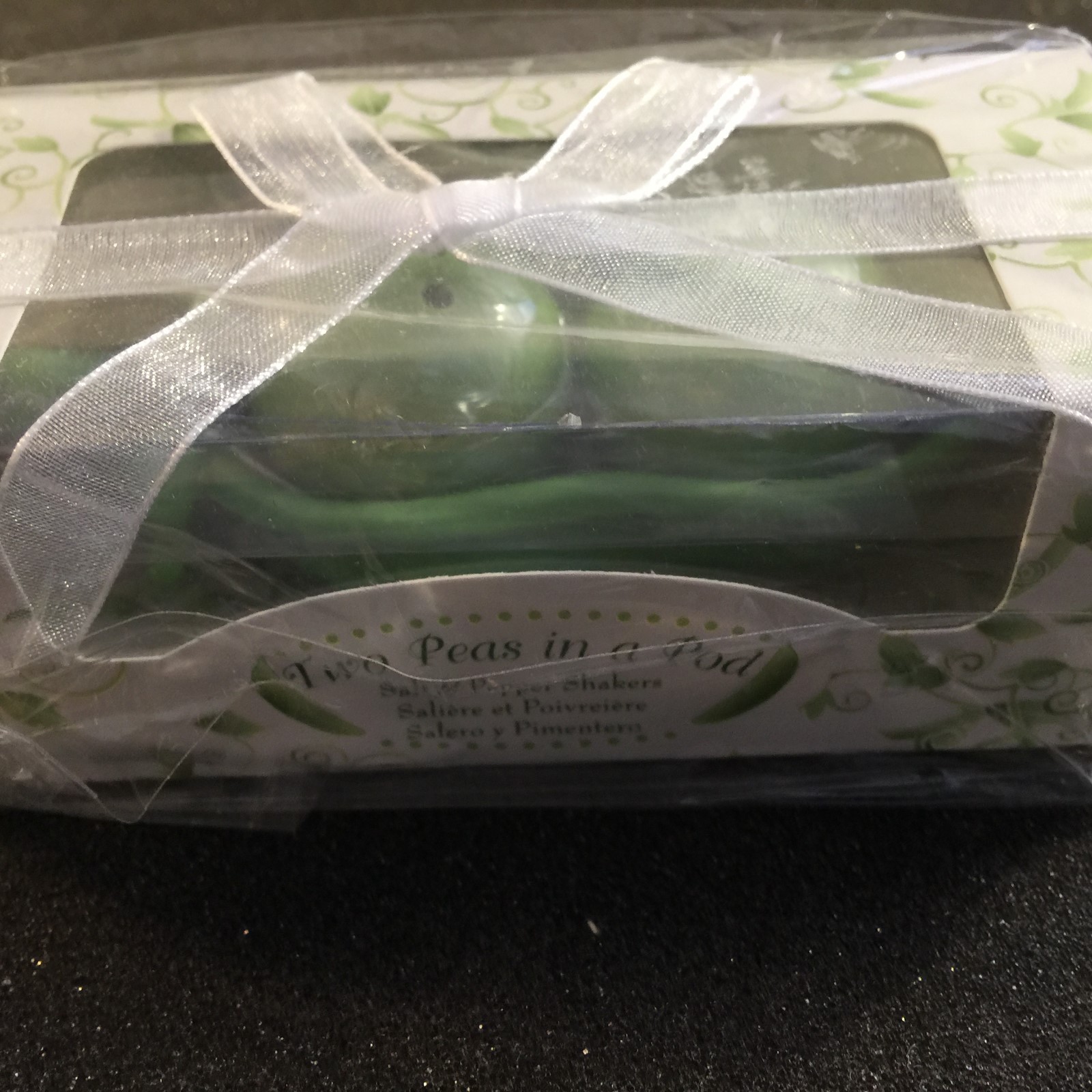 NEW Two Peas in a Pod - Ceramic Salt & Pepper Shakers in Ivy Print Gift Box0095