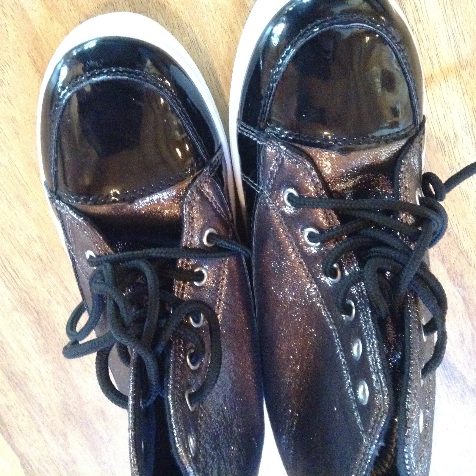 CHILDS SNEAKERS  NEW  Glimmer Size 3M