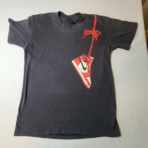 Nike Air Jordan Tシャツ 黒 Air Jordan Brand Black Jamming Frequency T-Shirt – Puffer Reds