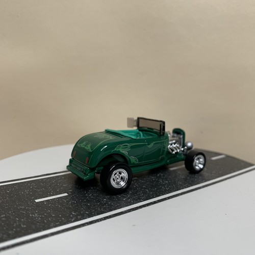 Johnny Lightning Kustomized 1932 Ford Hi Boy Roadster Dark Green 1:64 Scale NM