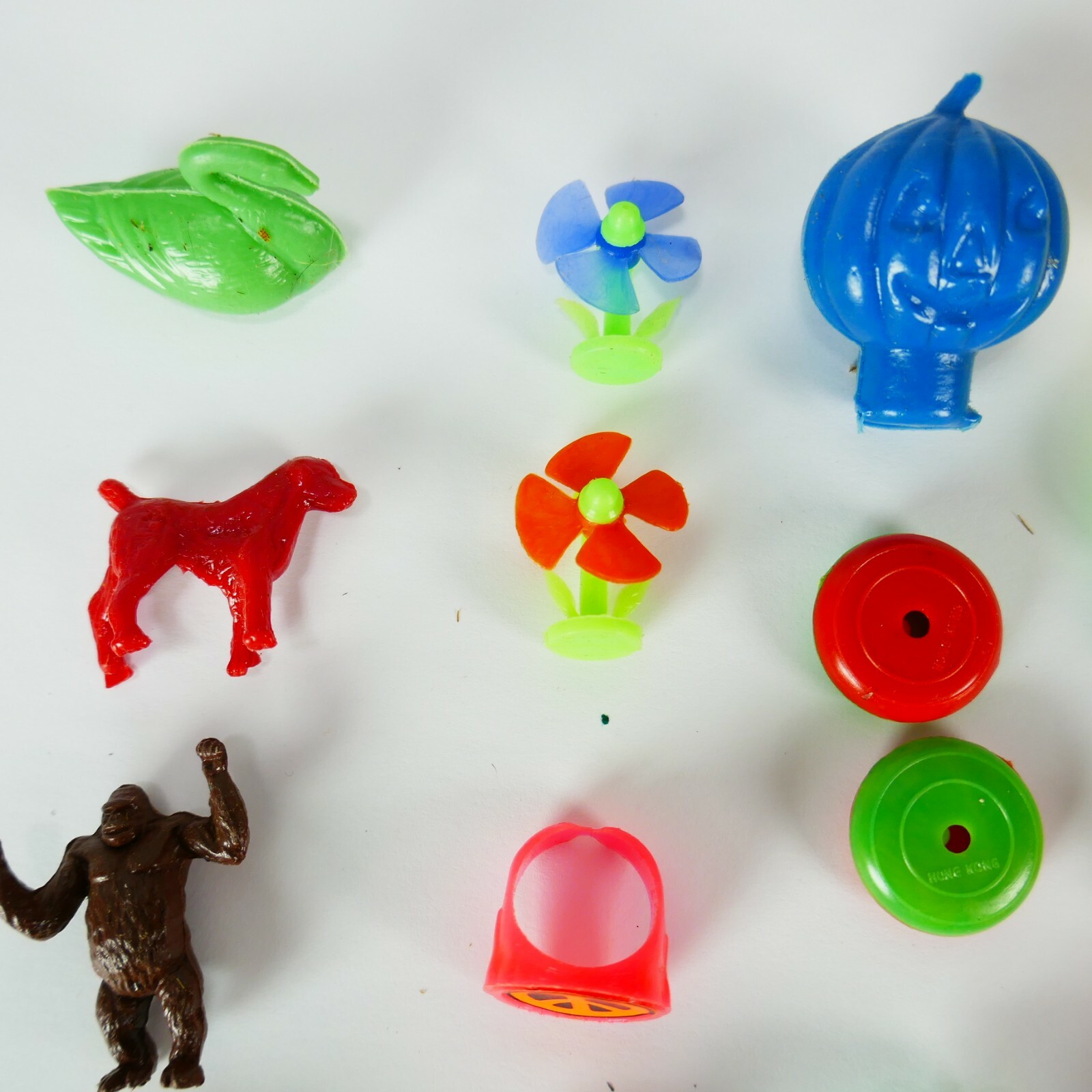 LOT 30 VTG CRACKER JACK GUMBALL MACHINE PRIZES CHARMS Cereal TOYS Hong Kong