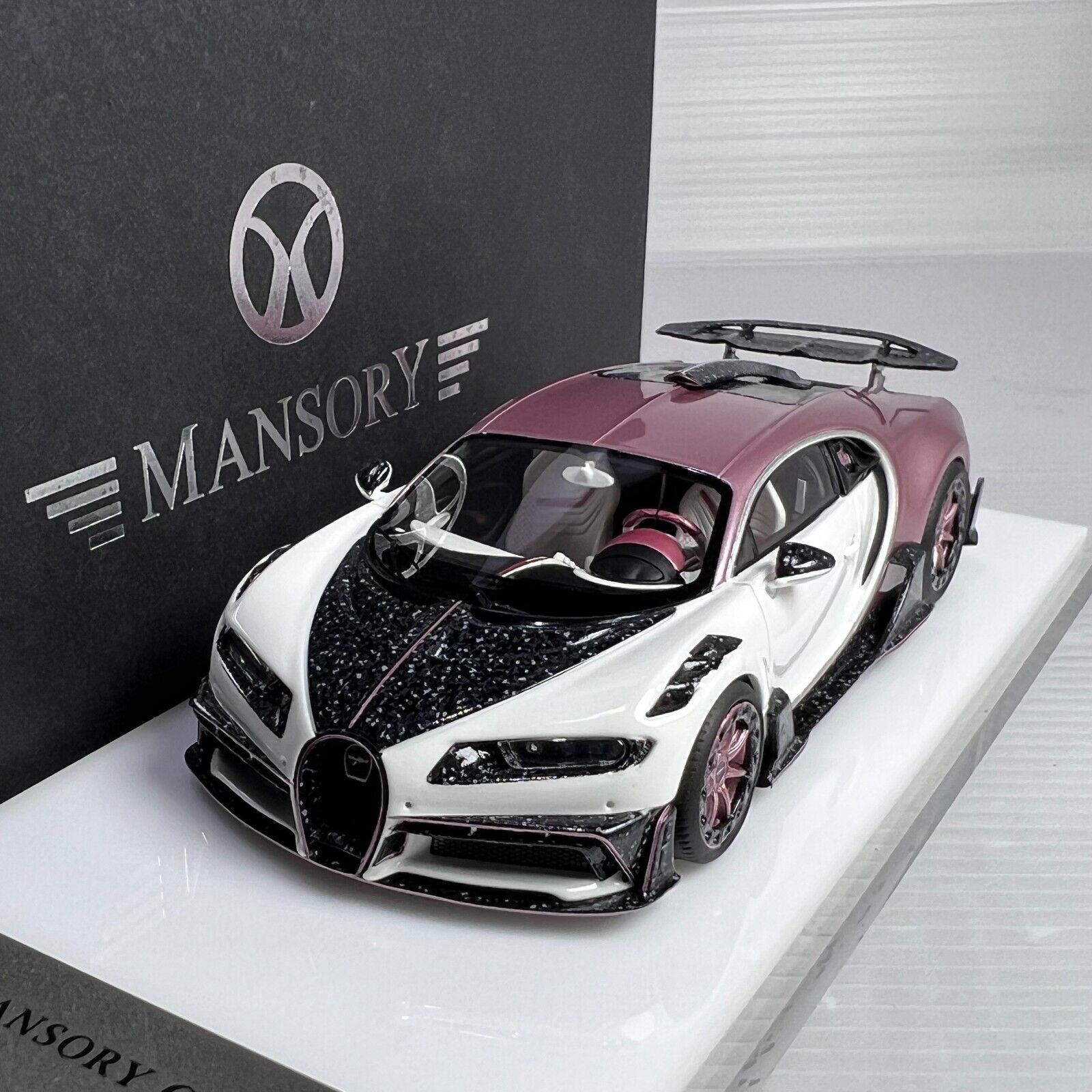 1/43 TP Bugatti Chiron Mansory Centuria în White & Pink 1/43 TP Bugatti Chiron Mansory Centuria în White & Pink