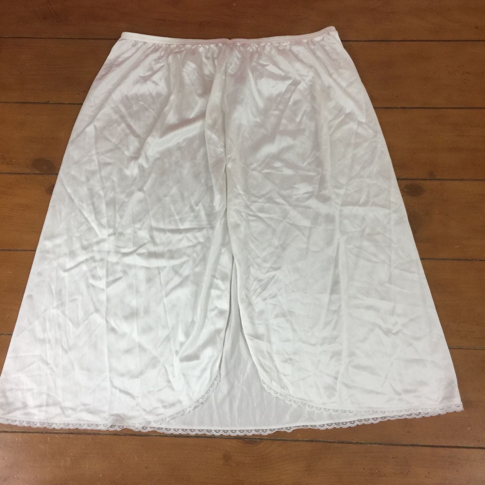 Vassarette Lingerie White Half Slip One Walking Split Size XL 24