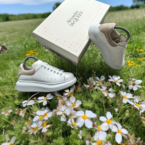 シューズ・サンダルその他 Alexander McQueen Oversized sneakers in white/patchouli Alexander McQUEEN Women's Oversized Sneaker in White