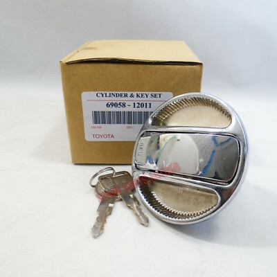 トヨタカップ メダル 1976-1978 Toyota Corolla Deluxe Lift Back Chrome Oil Gas Fuel Cap