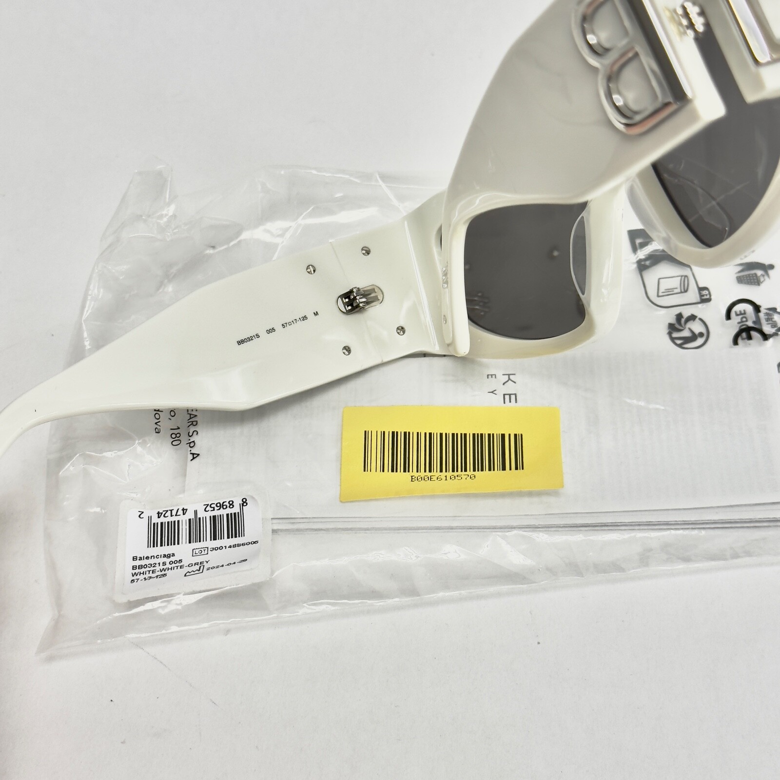 Pre-owned Balenciaga Bossy Cat 0321 White Fashion Geometric Unisex Sunglass Bb0321s 005 In Gray