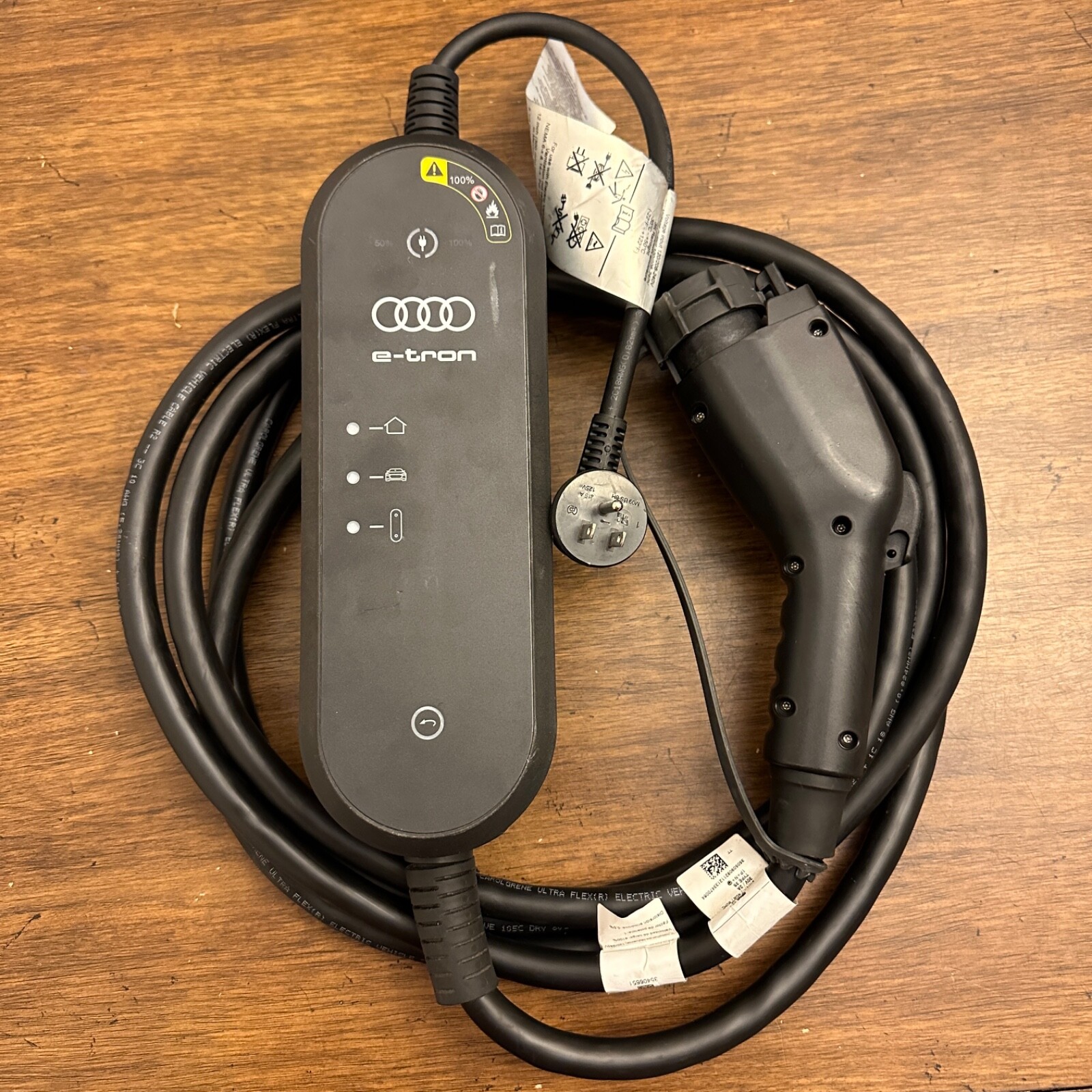 新品 Audi Universal Charger 8kW e-tron充電器 Audi e-tron Charger EV Universal Charging etron cable cord