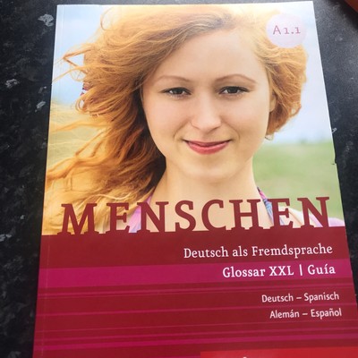 Menschen A1/1. Glossar XXL Deutsch-Spanisch - Guía Alemán-Español, 