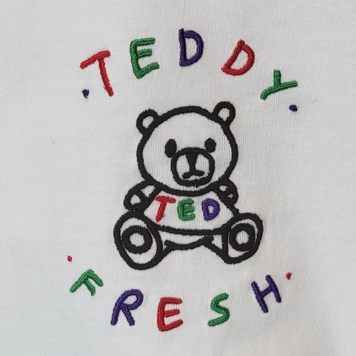 【TEDDY FRESH】マルチカラー リンガー T シャツ Teddy Fresh Colorful Embroidered Logo White T-Shirt Adult