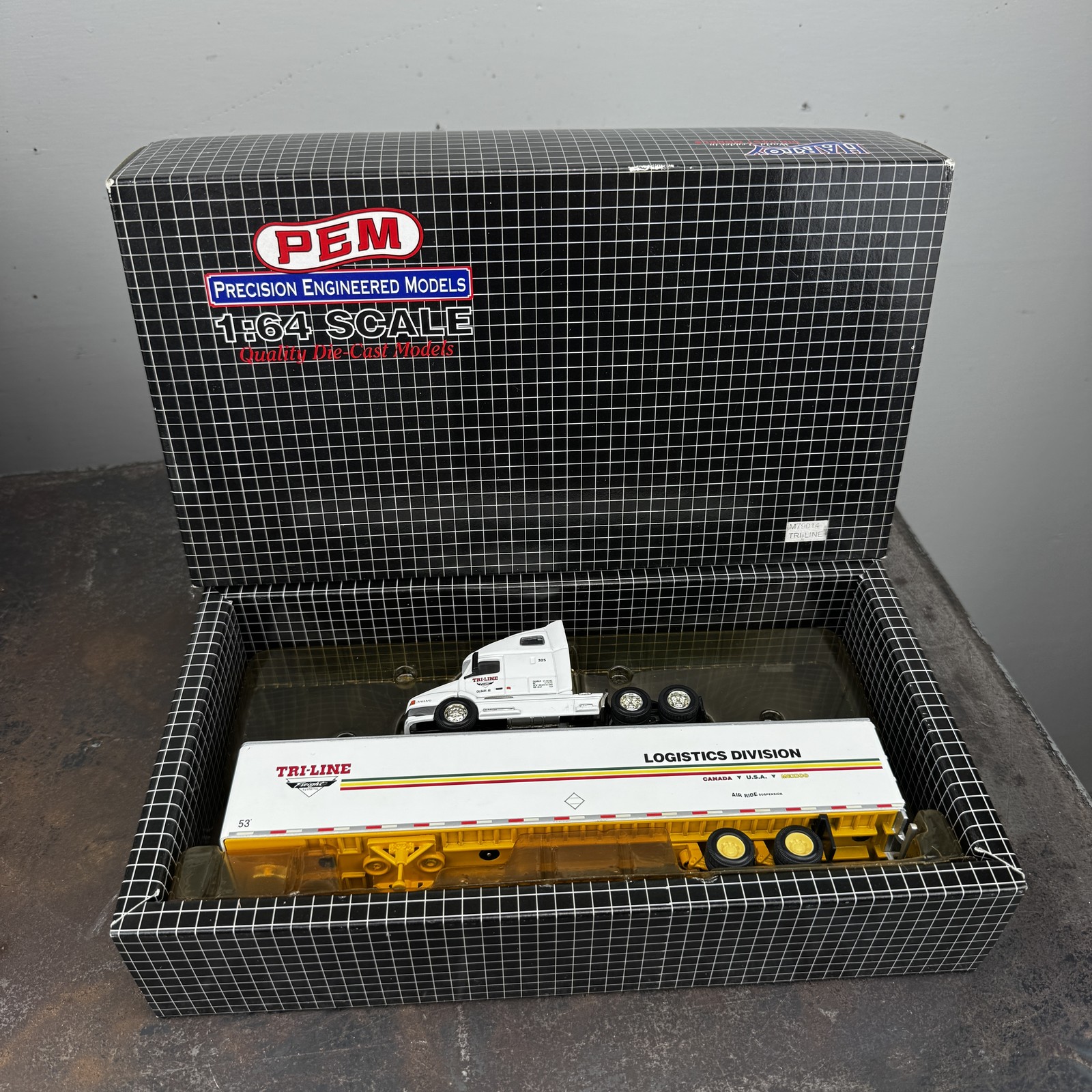 PEM TRI LINE Freight Systems 1/64 Diecast Truck & Trailer M79014