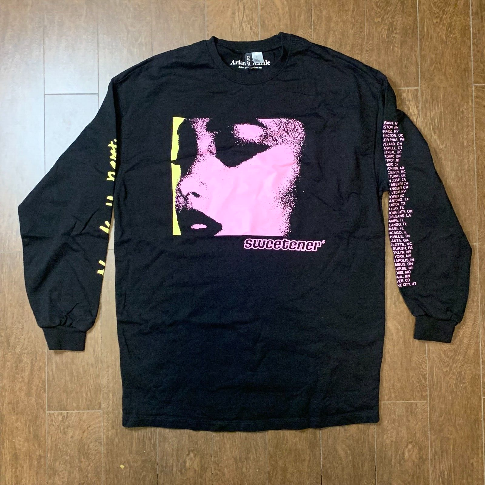 Amazon | 公式 Ariana Grande Yours Truly Tシャツ | Tシャツ